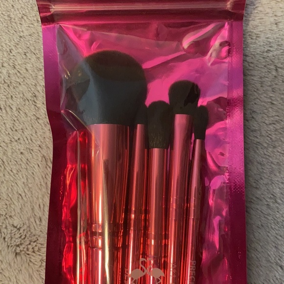Various Makeup Brushes - Picture 3 of 7